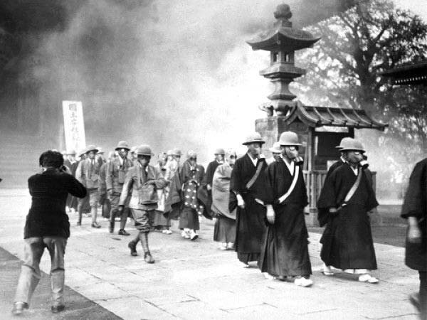 Habitantes de las Islas Izu con sus máscaras de gas.