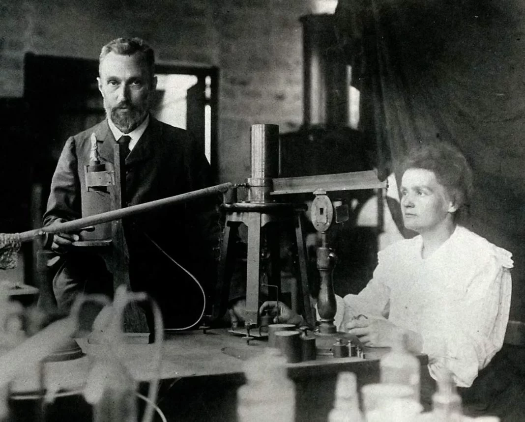 Pierre y Marie Curie trabajando en su laboratorio (Fuente: hp.uif.cas.cz)