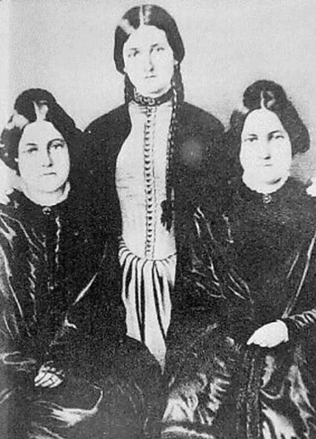 Las hermanas Fox, famosas por sus espectaculares sesiones en las que se comunicaban con los muertos.