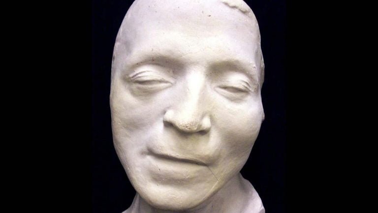 Detalle de la máscara mortuoria de Marat, hecha en cera.
