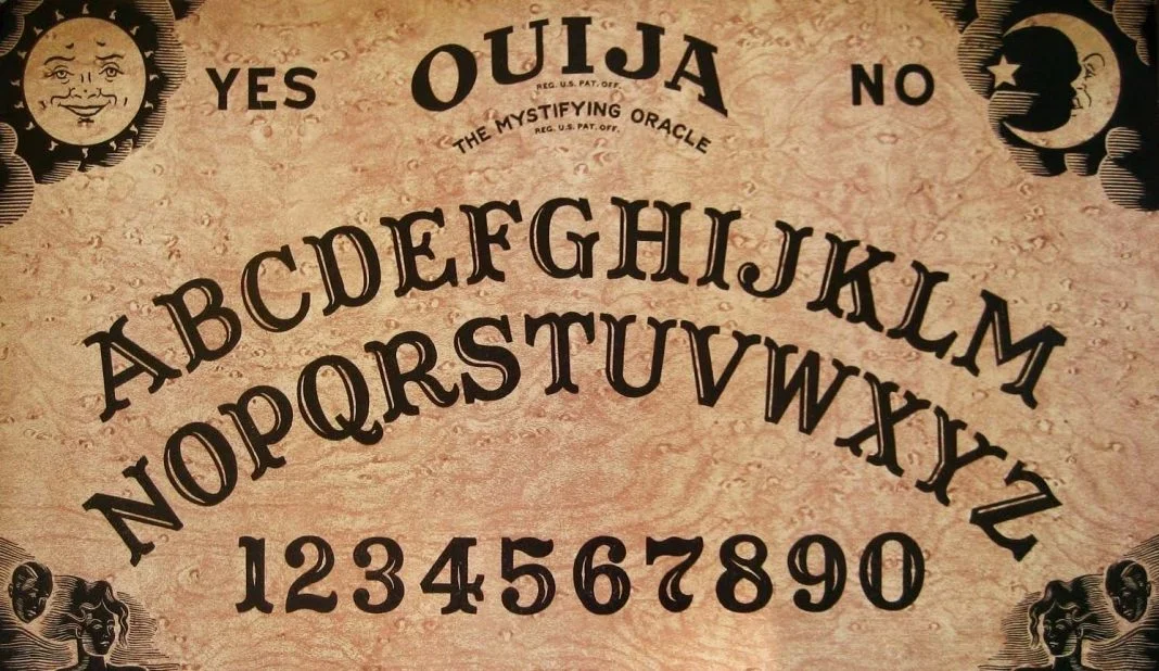 Uno de los primeros diseños del tablero de la Ouija.