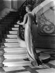 man-ray-maniqui-escalera-1930